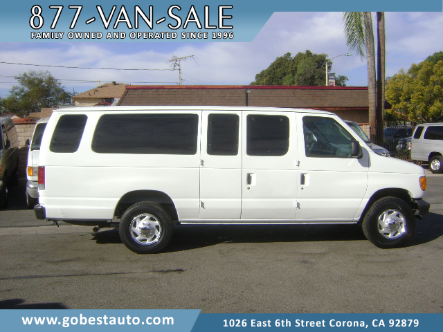 2002 Ford Econoline Wagon's photo