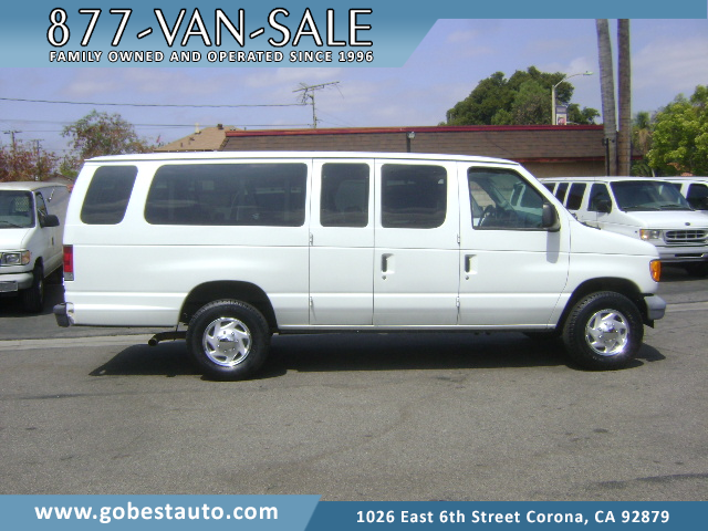 2004 Ford Econoline Wagon's photo